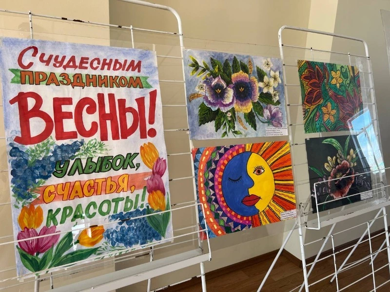 В малом зале Досугового центра открыта выставка рисунков местной студии