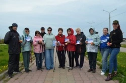 Представители старшего поколения приняли участие в скандинавской ходьбе