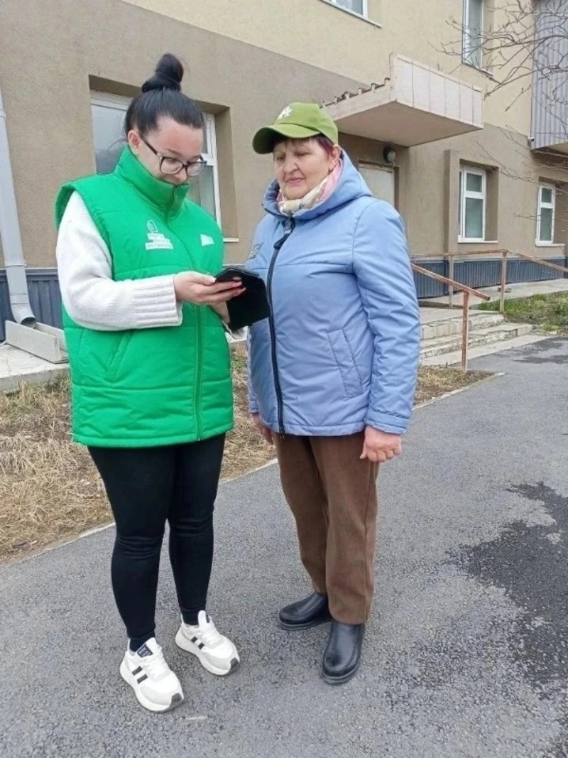 Волонтёры ФКГС помогают жителям Холмского округа проголосовать за проекты благоустройства