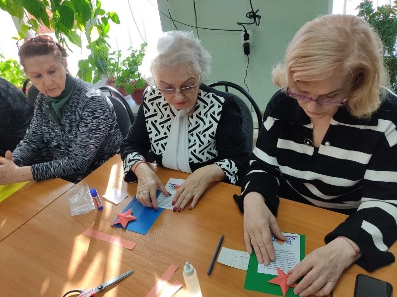 Члены Совета ветеранов изготовили открытки для участников СВО 