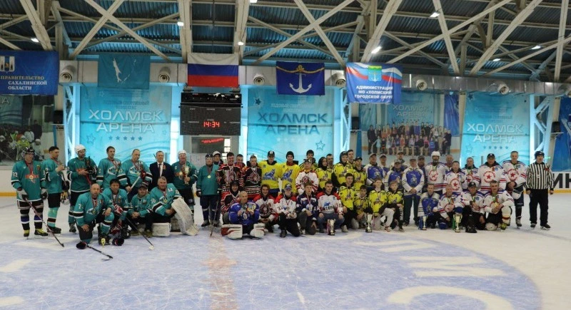 Победой холмчан завершился Кубок мэра по хоккею с шайбой
