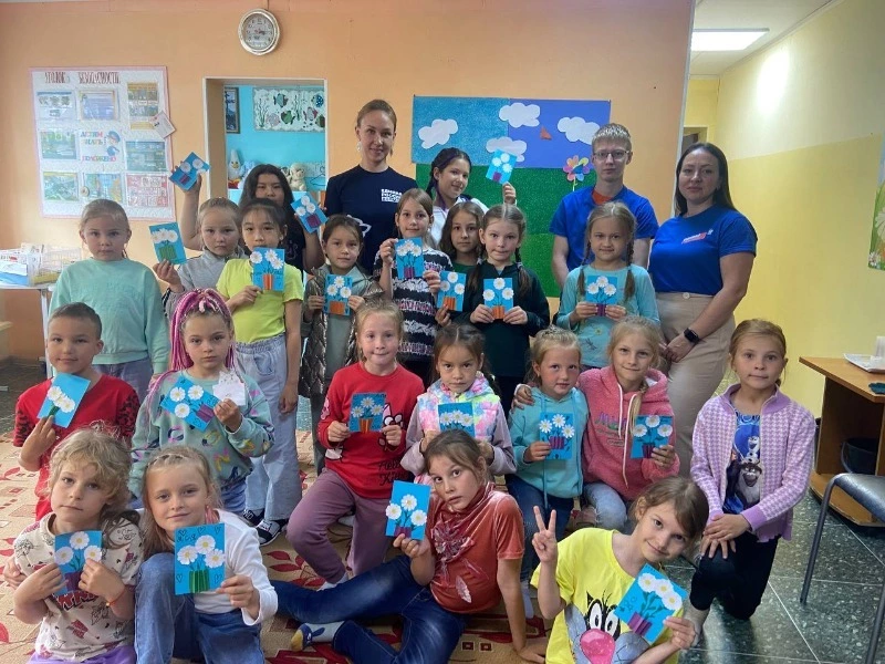 Воспитанники летнего лагеря изготовили праздничные открытки