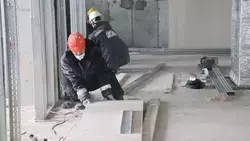 В Холмске продолжается строительство современной поликлиники  