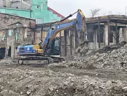 В Холмске продолжается снос бывшего целлюлозно-бумажного завода