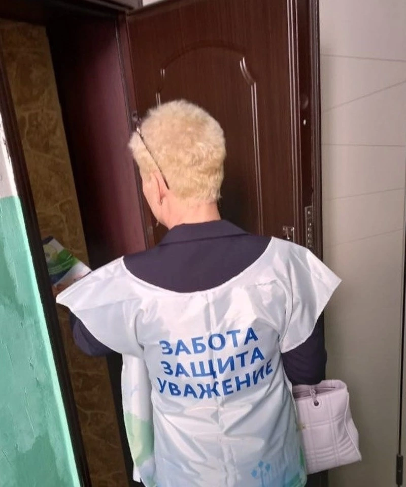 Волонтеры проекта «Забота. Защита. Уважение» помогают холмчанам 