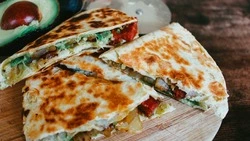 Ужин по-мексикански: простой рецепт кесадильи с курицей 