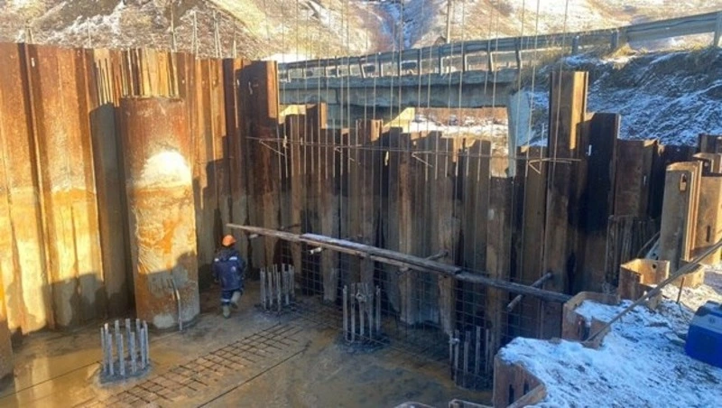 В Холмском районе продолжается строительство мостового перехода через реку Целебную