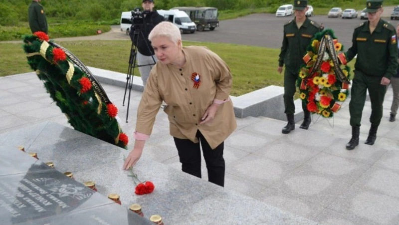 В День памяти и скорби в Холмске состоялись акции возложения цветов и венков 