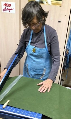 Серебряные волонтеры готовят очередную партию маскировочных сетей