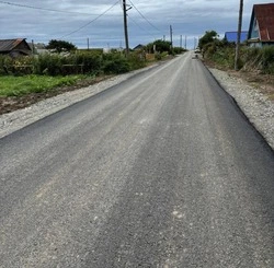 В селе Красноярское завершено обустройство дороги на улице Колхозной
