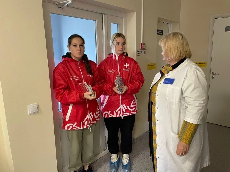 Волонтеры-медики помогают врачам и пациентам в медицинских организациях