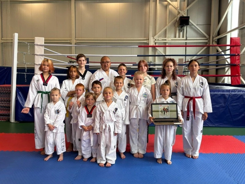 В спорткомплексе "Мужество" с. Чехов прошел футбольный матч в честь празднования День физкультутника