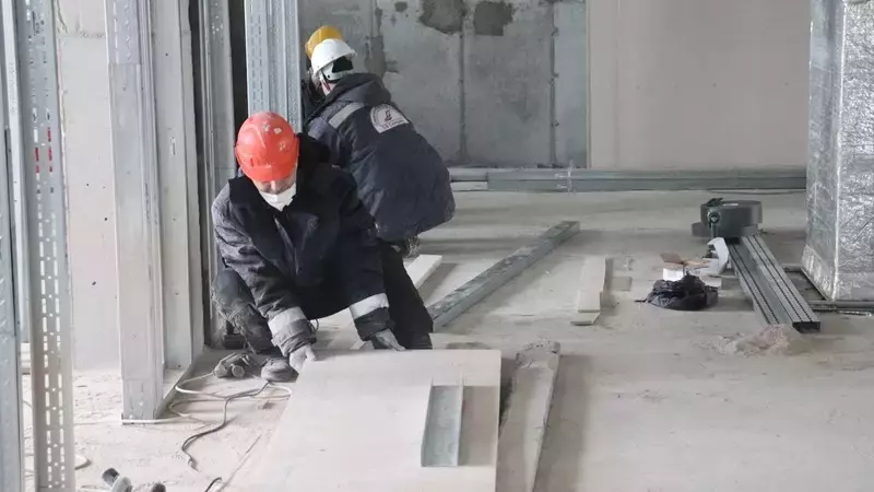 В Холмске продолжается строительство современной поликлиники  