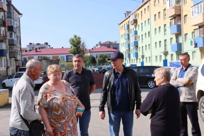 Мэр Холмского округа Дмитрий Любчинов проинспектировал ход благоустройства и строительства объектов