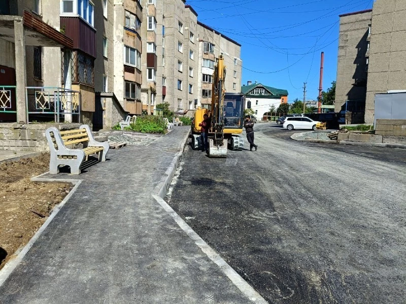 На улице Капитанской продолжается благоустройство дворов