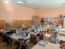 Проект «Краеведение для школьников» объединяет регионы: первые тетради получили дети Шахтёрска