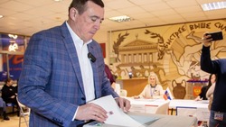 Губернатор Сахалинской области одним из первых проголосовал на выборах президента России