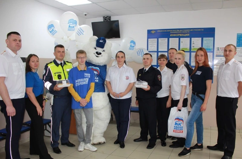 Холмские госавтоинспекторы принимали поздравления