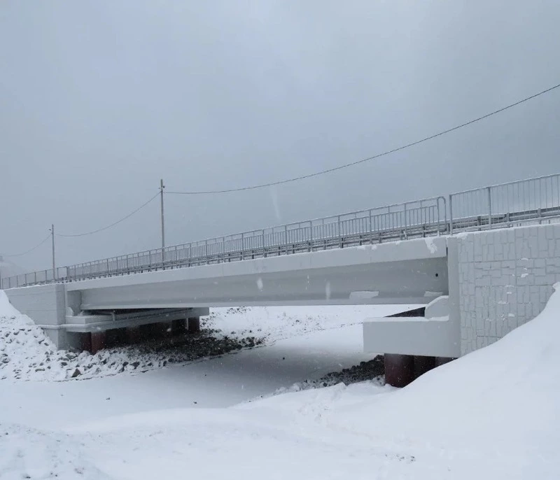 Завершили строительство моста через р. Целебная