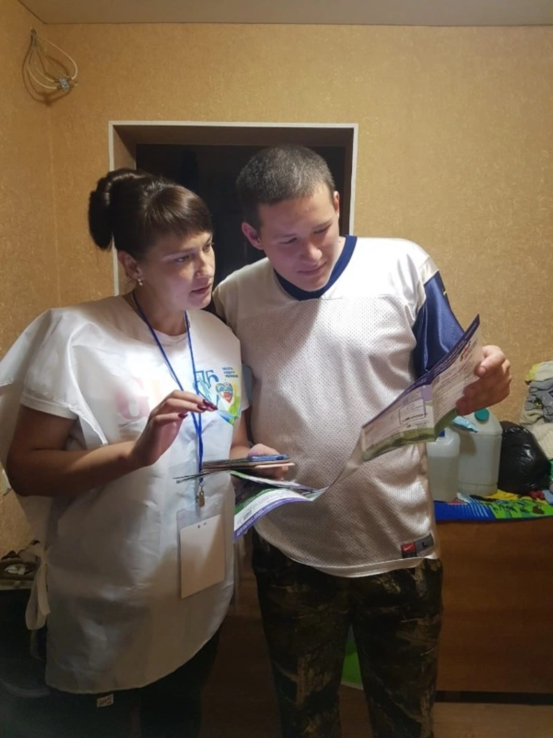 Волонтеры проекта «Забота. Защита. Уважение» помогают холмчанам решить проблемы 