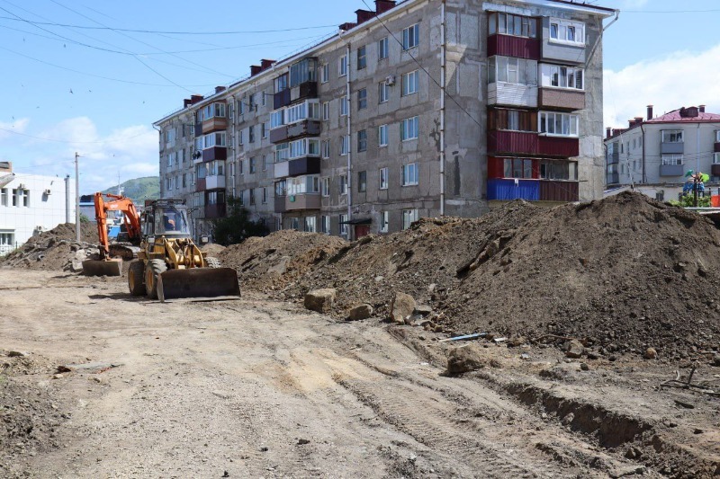 В Холмском округе продолжается капитальный ремонт дворовых территорий
