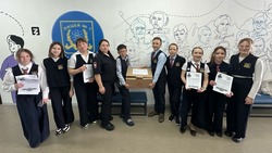 Школьники Южно-Сахалинска отправили письма и посылку военнослужащим на передовую