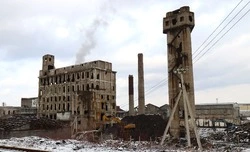Снос бывшего целлюлозно-бумажного завода продолжается