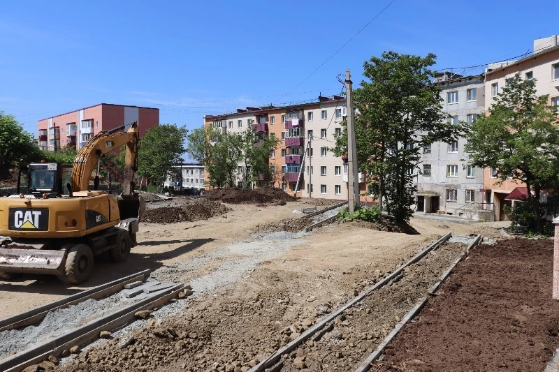 Работы по благоустройству подъездов и входных групп продолжаются на Сахалине