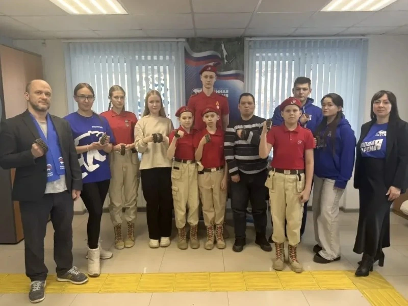 В Холмске сплели «Браслеты выживания» для бойцов СВО