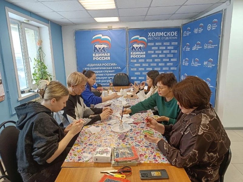 Мастер-класс по декупажу для матерей участников СВО прошел в Холмске