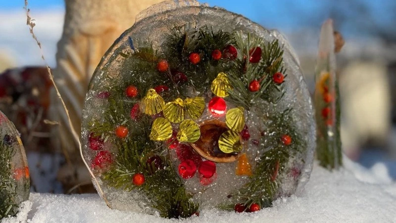 В детском лагере «Чайка» участники оздоровительной новогодней смены украсили территорию учреждения