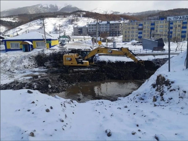 В селе Правда продолжается капитальный ремонт старого моста через одноименную реку 