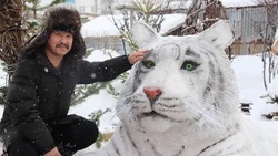 Восьмой год житель села Правды Владимир Манчук создает оригинальные снежные фигуры