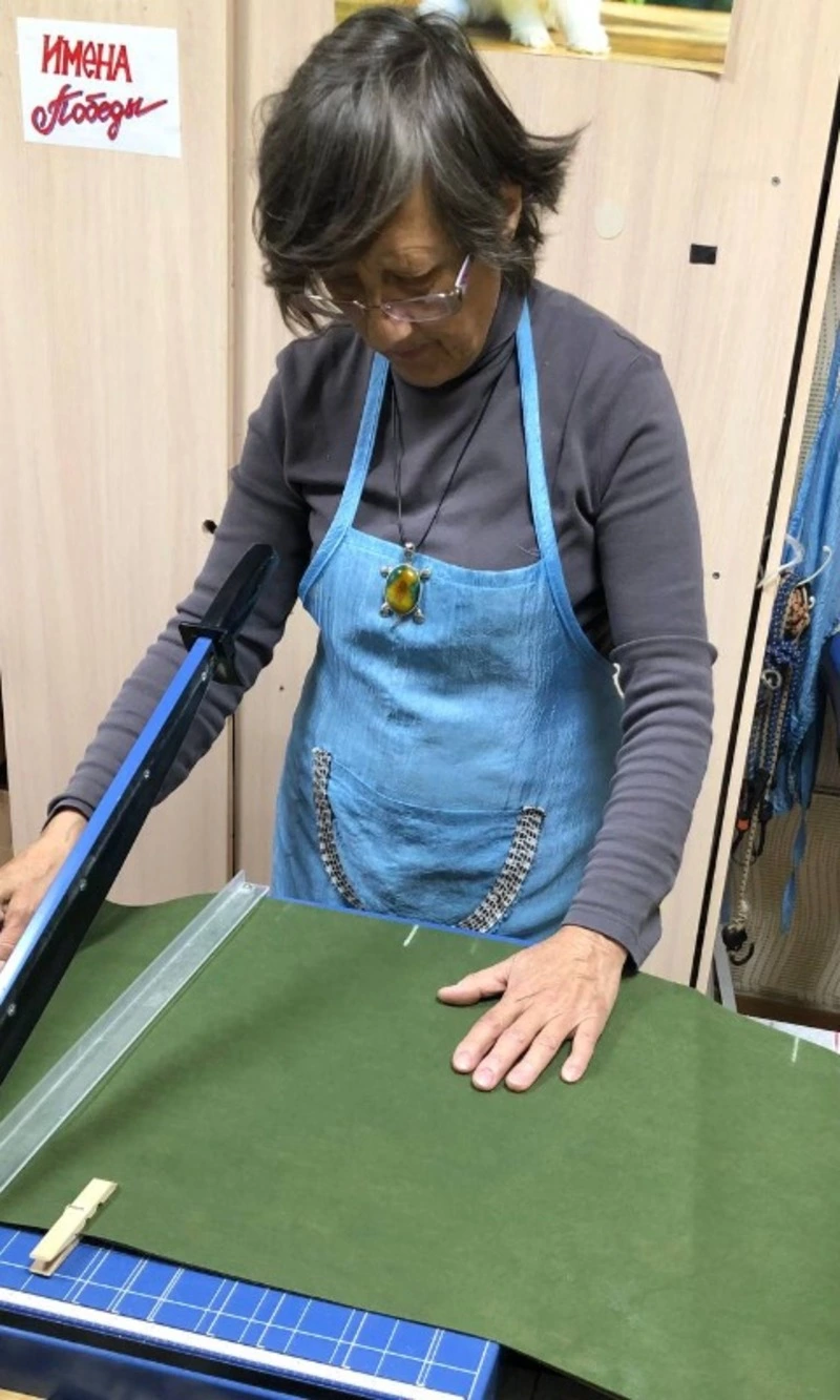 Серебряные волонтеры готовят очередную партию маскировочных сетей