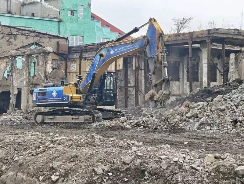 В Холмске продолжается снос бывшего целлюлозно-бумажного завода