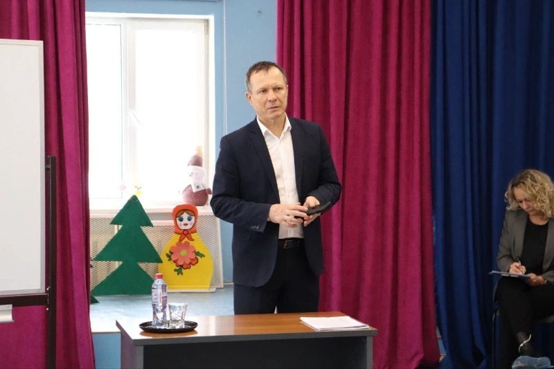 Глава округа встретился с работниками учреждений образования 