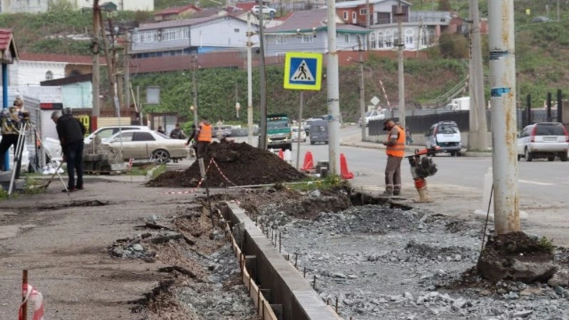 Продолжается обновление центральной улицы Холмска