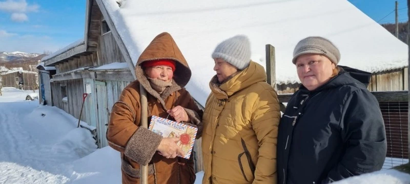 Более 200 жителей принимали поздравления от Холмского объединения женщин