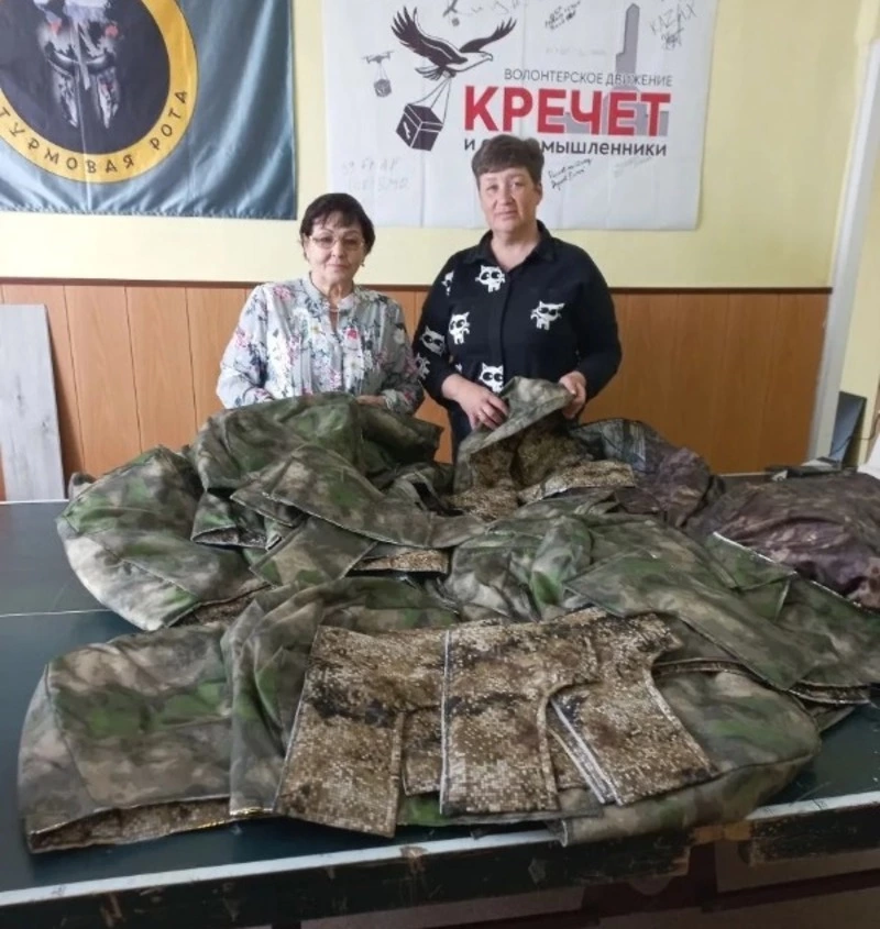 Золотые руки — надёжная защита: холмские женщины шьют пончо для бойцов
