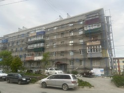 Ведется капитальный ремонт фасада по ул. 60 лет Октября, 6 в Холмске