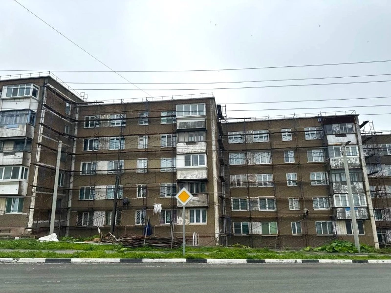 В Холмске начался капитальный ремонт фасада многоквартирного дома